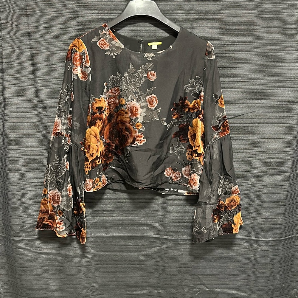 Gianni Bini Dressy Crop Blouse With Velvet Flower / Size S / Box 13-17‎